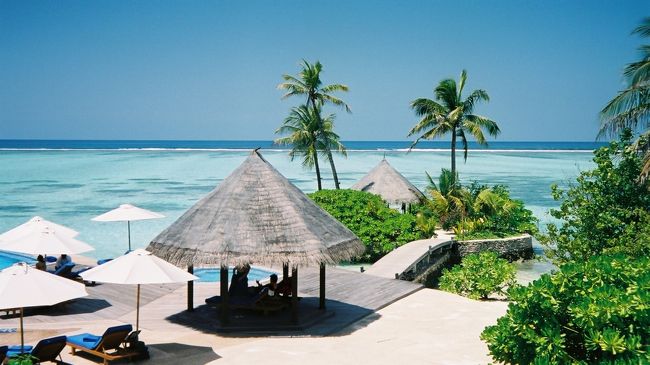 Four Seasons Resort Maldives at Kuda Huraaの、津波前の2004夏の旅行記です。ハード面ソフト面ともにとってもすばらしいサービスのリゾートです。リニューアル後のリゾートにもぜひ行ってみたいですね。<br />