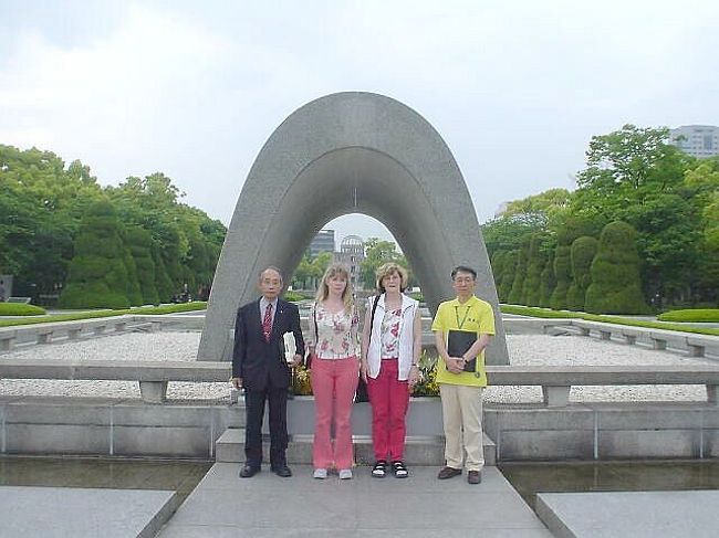 チェコの女性二名を広島に御案内しました。<br /><br />二人の滞日は5週間でしたが，是非とも広島を訪問したいと<br />望み，一日広島観光をしました。<br /><br />原爆ドームには衝撃を覚えたようです。<br /><br />写真：ドームを背景に<br />左の方は，チェコ・日本協会 広島支部の幹事さん。一日お世話になりました。<br />中欧二人がチェコ オロモウツの女性。<br />右の方はは，ボランティアのガイドさん。たいへん親切に説明・ガイド<br />していただきました。