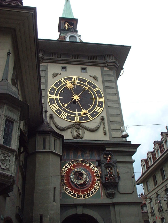 Baden Baden（ドイツ）から車で南下して、スイスの首都Bernに到着しました。旧市街（ユネスコ世界遺産）のアーケードや時計塔や泉など、とても素敵でした。<br /><br />写真は時計塔です。すっごく文字盤が大きい（そして塔自体はそんなに高くない）のが、かわってるかも。