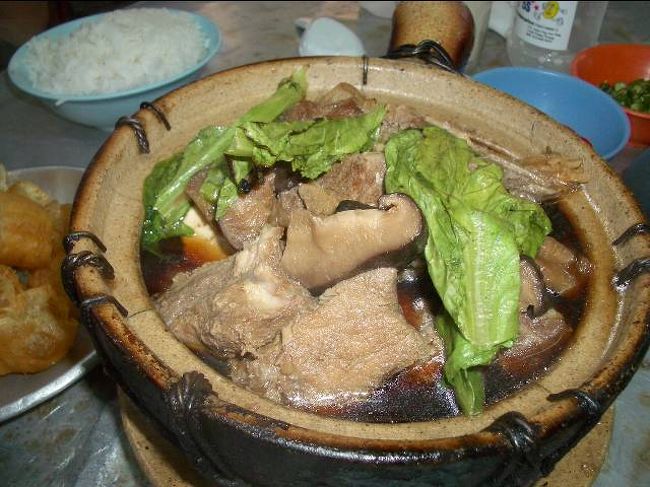 バクテーとは、「肉骨茶」と書く。（骨肉茶かも？・・笑）<br />豚肉や鶏肉（かなりリアルな骨付きだったりする）を、にんにくや、漢方など、でぐつぐつ煮込んだ、かなり身体によさそうなお料理。<br />マレーシアではチャイニーズ料理だけど、本場の中国には「無い」と聞きました。揚げパンみたいな油条を一緒に食べると、すご〜くおいしいです。ぜひ、おためし下さいね！<br />因みに、とある屋台ではこの油条、温めた豆乳と一緒に出てきました。こっちも美味しかった。油条だけ「おかわり」しましたが、断られちゃいました〜〜（笑）<br />バクテー画像：ひげくまさん。<br />よかったら、こちらもどうぞ！（笑）<br />http://www.geocities.jp/susuhiromin/kui-12.htm<br />