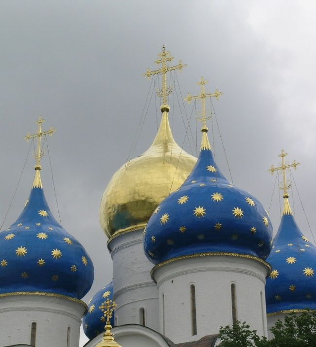やがて行先に、これまで見たこともない華麗な、玉ねぎ型の屋根が見えてくる。<br />キリスト教の牧師たちが合宿し、研修に励む、聖地という。<br />ロシアに来て、寺院の立派さ、とくにその派手さに驚く。<br />