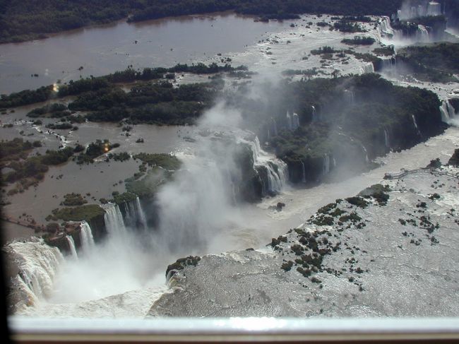 ブエノスアイレス、イグアスの滝を巡った、旅行記です。<br /><br /> イグアスの滝には、ブラジル側からの写真も含んでいます。イグアスの滝は、ブラジルとアルゼンチンの国境に位置し、大小300の滝からなり幅4KM、最大落差80Mの、世界最大の滝だ。<br /><br />その凄さと迫力は言葉では言い表せない、行って見ないと分からない。ゴムボートで滝に突っ込んでいく体験は、一生忘れられない思い出となった。