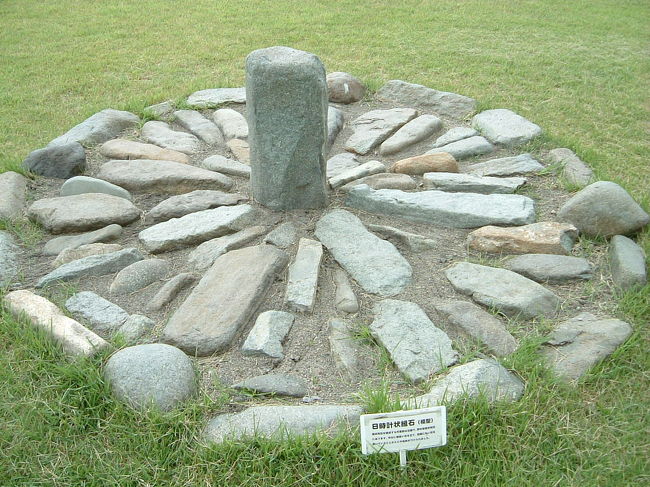 秋田県鹿角市から北東へ約6Km。 約4000年前(縄文時代後期)に作られた大規模な遺跡。お墓か?祭りの場か?古代ロマンを秘めた場所。ストーンサークルはイギリスが有名ですが、秋田県鹿角市(かづのし)に大規模な遺跡があります。25年前は、柵に囲まれただけ!説明版のみでしたが、今回訪れてびっくり。柵は取り外され、ビジターセンターも立派な「大湯ストーンサークル館」がオープンしていました。思わず、館内の方に「柵で囲まれていたストーンサークルはどこにありますか?」と聞いてしまいました!