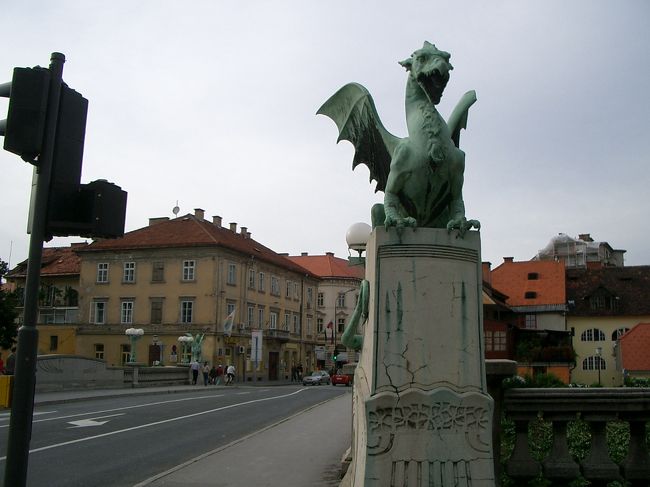 【2005年8月3日〜8月10日までスロヴェニア、クロアチアを旅してきました。】<br />夕方から、リュブリアナ市内観光。<br />小さな都市ですので見所もコンパクトです。<br />リュブリアナ城、三本橋、竜の橋、プレシェーレン広場を廻ってレストランで食事。<br />翌日は出発までの間、朝市などを見て廻る。