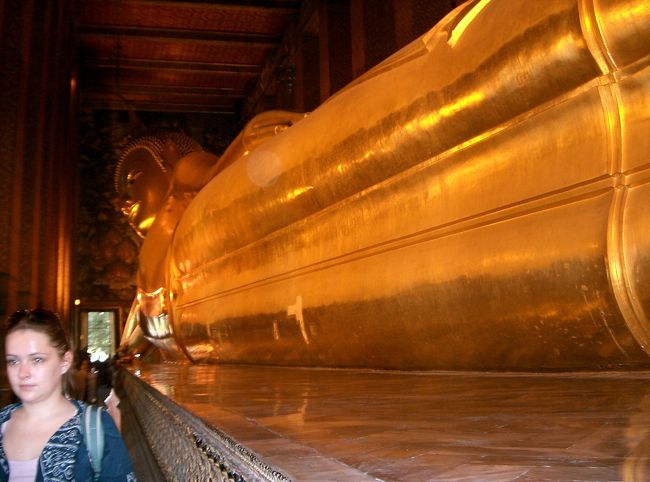 暁の寺、エメラルド寺院、涅槃寺、王宮、水上マーケット、ローズガーデン、ウイマンメーク宮殿を巡った、旅行記です。<br /><br />「天使の都」と称されるバンコクは、微笑みの国タイの首都だ。かつて「東洋のベニス」と賛えられた水の都は、次々に高層ビルが建ち、車が溢れ、近代都市に大きく変貌している。<br /><br />一番の見どころは、王宮周辺の寺院群だ、そのきらびやかさには目を見張る。フルーツも豊富で、値段も安いし、味も抜群だ。