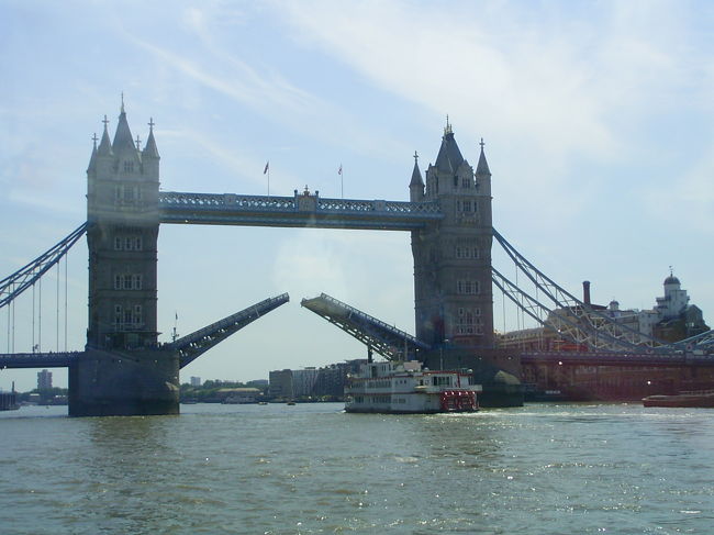 ロンドンの建築巡礼は船に乗るがヨシ と 昔のBRUTUSに書いてあってのを思い出して、ビックベンのたもと Westminster Pier から Greenwich まで のんびり船旅を楽しんできました。