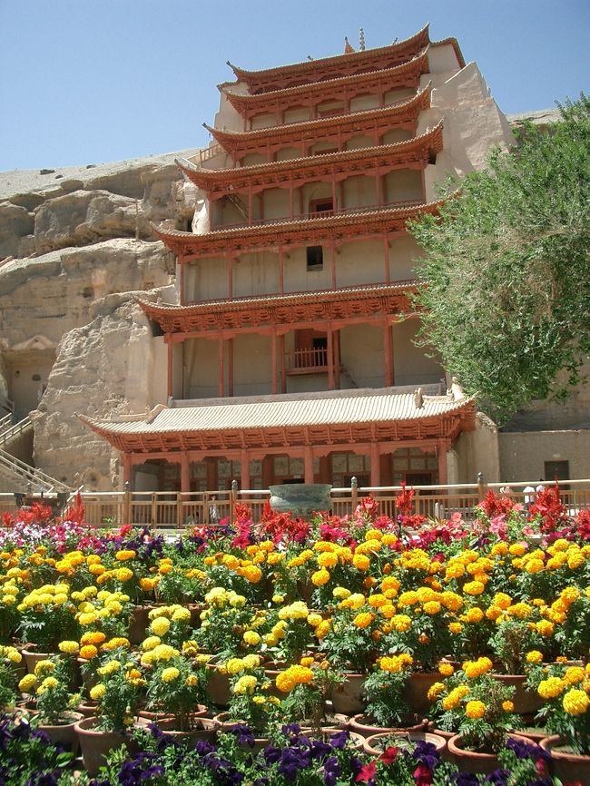 2日目の旅行記(その2)です。<br /><br /><br />Part3は今回の旅行のメインの一つである世界遺産・莫高窟(モーガオクー/Mogao Caves)編です。<br />朝一で予約をした旅行会社で指定された待ち合わせ時間まで沙州市場などを観光し、世界遺産・莫高窟へ向かいました。<br /><br />敦煌(ドゥンファン/Dunhuang)市内から莫高窟まではワゴン車を自分たち3人と、現地ガイドさん、ドライバーと貸し切り状態だったのでラッキーでした。<br /><br /><br />■中国・シルクロード周遊<br />■8/1/2005〜8/10/2005<br /><br />■1日目:中国東方航空で上海へ。国内線に乗り換え蘭州経由敦煌まで。<br />MU762 鹿児島13:30→上海浦東14:00(-1h)<br />MU2352 上海虹橋19:05→敦煌23:55(-1h)<br /><Part1:中国入国・国内移動編><br />http://4travel.jp/traveler/jyshp/album/10031297/<br /><br />■2日目:敦煌市内観光、莫高窟、鳴沙山<br /><Part2:敦煌・市内散策編><br />http://4travel.jp/traveler/jyshp/album/10031310/<br /><Part3:世界遺産・莫高窟編><br />http://4travel.jp/traveler/jyshp/album/10031332/<br /><Part4:月の沙漠・鳴沙山編><br />http://4travel.jp/traveler/jyshp/album/10031340/<br /><br />■3日目:長城、玉門関、陽関、敦煌古城を観光後、寝台列車で吐魯番へ<br /><Part5:敦煌・定番観光編><br />http://4travel.jp/traveler/jyshp/album/10031476/<br /><Part6:敦煌故城・鉄道移動編><br />http://4travel.jp/traveler/jyshp/album/10031506/<br /><br />■4日目:アイディン湖、蘇公塔、カレーズ民俗園、交河故城<br /><Part7:世界で2番目に低い湖・アイディン湖編><br />http://4travel.jp/traveler/jyshp/album/10031667/<br /><PART8:吐魯番・定番観光編><br />http://4travel.jp/traveler/jyshp/album/10031788/<br /><br />■5日目:火焔山、高昌故城、アスターナ古墳群、ベゼクリク千仏洞、タクラマカン砂漠、ウイグル民家訪問<br /><Part9:吐魯番・周辺観光編><br />http://4travel.jp/traveler/jyshp/album/10031892/<br /><Part10:世界で2番目に大きい砂漠・タクラマカン砂漠編><br />http://4travel.jp/traveler/jyshp/album/10031968/<br /><br />■6日目:吐魯番景区観光後、車で烏魯木斉へ。天池観光、市内観光<br /><Part11:吐魯番景区編><br />http://4travel.jp/traveler/jyshp/album/10032072/<br /><Part12:中国のスイス・天池&烏魯木斉編><br />http://4travel.jp/traveler/jyshp/album/10032178/<br /><br />■7日目:烏魯木斉市内観光<br /><Part13:烏魯木斉・市内編><br />http://4travel.jp/traveler/jyshp/album/10032266/<br /><Part14:烏魯木斉・バザール編><br />http://4travel.jp/traveler/jyshp/album/10032363/<br /><Part15:烏魯木斉・夕景編><br />http://4travel.jp/traveler/jyshp/album/10032462/<br /><br />■8日目:中国東方航空の国内線で烏魯木斉から上海へ、到着後観光。<br />MU5632 烏魯木斉13:55→上海虹橋18:20(+1h)<br /><Part16:烏魯木斉・上海移動編><br />http://4travel.jp/traveler/jyshp/album/10032592/<br /><Part17:上海・夜景編><br />http://4travel.jp/traveler/jyshp/album/10032891/<br /><br />■9日目:豫園、老西門、東台路、新天地、南京路、外灘、浦東<br /><Part18:上海・定番観光編><br />http://4travel.jp/traveler/jyshp/album/10032958/<br /><Part19:上海・市内観光編><br />http://4travel.jp/traveler/jyshp/album/10033729/<br /><Part20:上海・浦東地区編><br />http://4travel.jp/traveler/jyshp/album/10033848/<br /><br />■10日目:中国東方航空で帰国の途、上海から鹿児島へ。<br />MU761 上海浦東9:55→鹿児島12:40(+1h)<br /><br />■Photolibrary<br />http://www.photolibrary.jp/search/in_artist.cgi?p=%C3%E6%B9%F1&aid=69