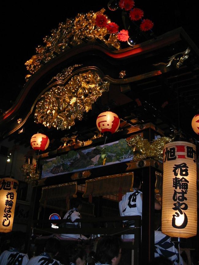 秋田県鹿角市花輪で行われる<br />「幸稲荷神社祭典 花輪ばやし」に行ってきました。<br /><br />数年前、十和田湖畔で開催される<br />国境祭りで見た花輪ばやしがすごく印象的でした。<br />独特のはやしとそのパワフルさ、豪華な屋台。<br />今年は本場の祭りを見るべく行ってきましたよ!!!!<br /><br />日本一の祭ばやしと評価されている伝統的なお祭り!<br />みなさんもぜひ見て欲しい!!<br /><br />詳しくは公式HPを!<br /><花輪ばやし祭典委員会ホームページ><br />http://wwwinkor.jp/^omaturi/<br /><br /><追加><br />花輪の街を歩いていて気づいたことが。<br />水汲み場がたくさんあるのね。<br />おいしいお水がこんこんと湧き出ているみたいなんです。<br />飲み比べて歩くのも楽しそうです。<br />というか、楽しかった(笑)<br />