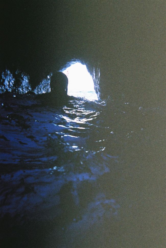 一夜明け、早朝早速青の洞窟へ向かいます。<br />日本からの情報で、先頭さんによっては洞窟内で泳がせてくれるとのことでした。チップをはずんでも絶対泳ぎたいと思い、予め水中カメラと洋服の下には水着を用意。いざ出陣です。