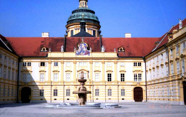 憧れのメルクとドナウを挟んだ対岸の<br />エマースドルフに行ってきました。<br />大回りして歩いたのでかれこれ5〜6kmは歩いたのでは...^^;<br /><br />メルク〜エマースドルフ間はバスの便があります。<br />http://fahrplan.oebb.at/bin/oebb.w02/query.exe/en<br />↑のページ空欄に Melk やMelk Bahnhof を もう一方の空欄にEmmersdorf/Donau を入力して実行ボタンを押し、更に次の画面も実行ボタンを押すとバスの便が出てきます。メルク駅からのバスは2〜3ルートありますが主なルートは下のタイプです＾＾<br />メルク駅 Melk Bahnhof (Bussteige 1-6)〜メルク旧市街中心 Melk Hauptplatz〜メルク市庁舎前 Melk Rasthaus〜エマースドルフ東中心部 Emmersdorf/Donau Ortsmitte　<br />シーズン中バスは日中1時間に1本は出ているようですが冬は本数が多少少なくなります。思ったほど不便ではありません。所要僅か7分...<br />エマースドルフ鉄道駅は丘の上なので、バス停とは多少離れています。鉄道駅からバス停への移動は大したことありませんが、逆は少し大変かもしれません。とはいえ実際に登ってみて余り疲れた記憶はありませんが.....<br />★2007年2月現在リンツ〜エマースドルフ〜クレムス〜ウイーンの路線は一部廃線になったと推測されます。Aggsbach-Markt からGroisbach/Wachau Ort 〜 Willendorf in der Wachau、Schwallenbach、Spitz/Donau 間は恐らく全線廃止、Krems/Donau〜 D&#252;rnstein/Wachau 〜Spitz/Donau 間はちゃんと運行されておりますがAggsbach-Markt Ortsmitte  〜Emmersdorf/Donau 〜リンツ間はシーズン中に2便位運行されるのみです。<br />全線廃止された Aggsbach-Markt 〜Spitz/Donau 間はメルク駅前 Melk Bahnhof (Bussteige 1-6) からエマースドルフ Emmersdorf/Donau Ortsmitte を通りSpitz/Donau Bahnhst (Vorplatz)までバス便があります。この間所要約30分。平日の日中は1時間に1本程度運行しています。<br />Spitz/Donau F&#228;hranlegestelle からOberarnsdorf/Wachau Rollf&#228;hre (F&#228;hranlegestelle) までドナウ川渡しフェリーがあるようです。所要5分<br /><br />★お薦めの旅行記<br />http://4travel.jp/traveler/wol/album/10141766/