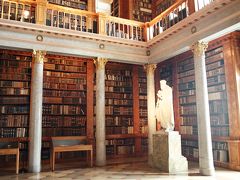 パンノンハルマの図書館には本がいっぱい