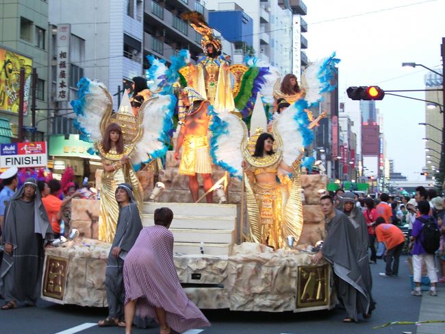 今年も浅草サンバカーニバルが行われました。今年は浅草ビューホテルのある国際通りにつくばエクスプレスの駅が出来て、人出がとりわけ多かったように思えます。<br />パレードは東武浅草駅から少し行った馬道通りの浅草寺仁天門前からスタートし、松屋前で雷門通りに入って国際通り手前で終わります。<br />パレードは15：00ごろから始まる1部リーグのチームのパレードは見応えのあるものばかりで、迫力あるアレゴリアと呼ばれる山車や、ダンサーの華麗な衣装は素晴らしいものがあります。<br />今回は準備風景など舞台裏も見てまいりましたので併せてご紹介します。