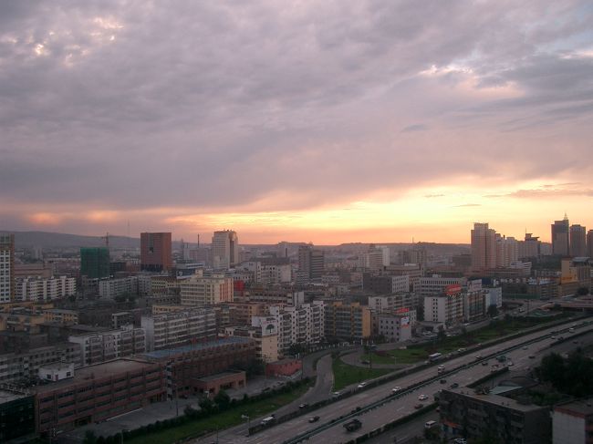 7日目の旅行記（その3）です。<br /><br />新疆ウイグル自治区・砂漠の大都市、烏魯木斉（ウルムチ／Wulumuqi）の人民公園（Renmin Gongyuan）、バザールを観光後、暑い午後の時間はホテルで少し休息しました。<br /><br />少し涼しくなった夕方から紅山公園（ホンシャンゴンユアン／Hongshan Gongyuan）に向かい、鳥魯木斉の市内観光を締めくくります。<br /><br />翌日は8日目、旅もそろそろ大詰めですが、烏魯木斉空港から国内線で上海・虹橋空港へ移動です。<br /><br /><br />■中国・シルクロード周遊<br />■8/1/2005~8/10/2005<br /><br />■1日目：中国東方航空で上海へ。国内線に乗り換え蘭州経由敦煌まで。<br />MU762　鹿児島13:30→上海浦東14:00（-1h）<br />MU2352　上海虹橋19:05→敦煌23:55（-1h）<br />＜Part1：中国入国・国内移動編＞<br />http://4travel.jp/traveler/jyshp/album/10031297/<br /><br />■2日目：敦煌市内観光、莫高窟、鳴沙山<br />＜Part2：敦煌・市内散策編＞<br />http://4travel.jp/traveler/jyshp/album/10031310/<br />＜Part3：世界遺産・莫高窟編＞<br />http://4travel.jp/traveler/jyshp/album/10031332/<br />＜Part4：月の沙漠・鳴沙山編＞<br />http://4travel.jp/traveler/jyshp/album/10031340/<br /><br />■3日目：長城、玉門関、陽関、敦煌古城を観光後、寝台列車で吐魯番へ<br />＜Part5：敦煌・定番観光編＞<br />http://4travel.jp/traveler/jyshp/album/10031476/<br />＜Part6：敦煌故城・鉄道移動編＞<br />http://4travel.jp/traveler/jyshp/album/10031506/<br /><br />■4日目：アイディン湖、蘇公塔、カレーズ民俗園、交河故城<br />＜Part7：世界で2番目に低い湖・アイディン湖編＞<br />http://4travel.jp/traveler/jyshp/album/10031667/<br />＜PART8：吐魯番・定番観光編＞<br />http://4travel.jp/traveler/jyshp/album/10031788/<br /><br />■5日目：火焔山、高昌故城、アスターナ古墳群、ベゼクリク千仏洞、タクラマカン砂漠、ウイグル民家訪問<br />＜Part9：吐魯番・周辺観光編＞<br />http://4travel.jp/traveler/jyshp/album/10031892/<br />＜Part10：世界で2番目に大きい砂漠・タクラマカン砂漠編＞<br />http://4travel.jp/traveler/jyshp/album/10031968/<br /><br />■6日目：吐魯番景区観光後、車で烏魯木斉へ。天池観光、市内観光<br />＜Part11：吐魯番景区編＞<br />http://4travel.jp/traveler/jyshp/album/10032072/<br />＜Part12：中国のスイス・天池＆烏魯木斉編＞<br />http://4travel.jp/traveler/jyshp/album/10032178/<br /><br />■7日目：烏魯木斉市内観光<br />＜Part13：烏魯木斉・市内編＞<br />http://4travel.jp/traveler/jyshp/album/10032266/<br />＜Part14：烏魯木斉・バザール編＞<br />http://4travel.jp/traveler/jyshp/album/10032363/<br />＜Part15：烏魯木斉・夕景編＞<br />http://4travel.jp/traveler/jyshp/album/10032462/<br /><br />■8日目：中国東方航空の国内線で烏魯木斉から上海へ、到着後観光。<br />MU5632　烏魯木斉13:55→上海虹橋18:20（+1h）<br />＜Part16：烏魯木斉・上海移動編＞<br />http://4travel.jp/traveler/jyshp/album/10032592/<br />＜Part17：上海・夜景編＞<br />http://4travel.jp/traveler/jyshp/album/10032891/<br /><br />■9日目：豫園、老西門、東台路、新天地、南京路、外灘、浦東<br />＜Part18：上海・定番観光編＞<br />http://4travel.jp/traveler/jyshp/album/10032958/<br />＜Part19：上海・市内観光編＞<br />http://4travel.jp/traveler/jyshp/album/10033729/<br />＜Part20：上海・浦東地区編＞<br />http://4travel.jp/traveler/jyshp/album/10033848/<br /><br />■10日目：中国東方航空で帰国の途、上海から鹿児島へ。<br />MU761　上海浦東9:55→鹿児島12:40（+1h）<br /><br />■Photolibrary<br />http://www.photolibrary.jp/search/in_artist.cgi?p=%C3%E6%B9%F1&amp;aid=69