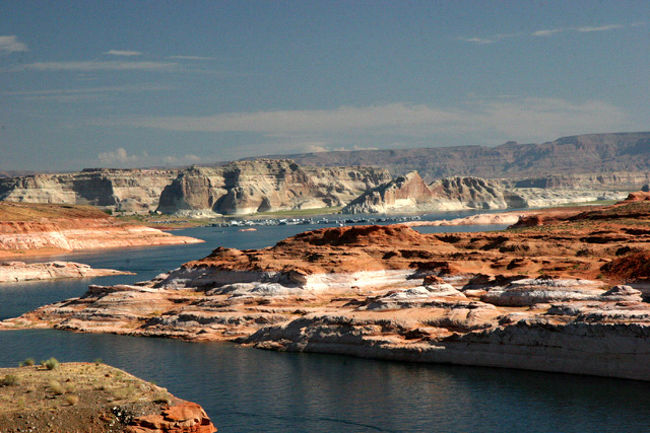 Glen Canyon・・9号線から89号線に入り東進していくとペイジに近い手前に Lake Powellを見ることができる。これはコロラド川を堰き止めて造ったアメリカで２番目に大きな人造湖である。モーターボートや水上スキーなど水上レクリエーションのメッカとして有名だ。湖面の変化や飛び出した岩山・ビュートの眺めは美しい。この当たり一帯が Arizona州とUtah州にまたがる Glen Canyon National recreation Area である。<br /><br />詳細は<br />http://yoshiokan.5.pro.tok2.com/<br />をご覧下さい。