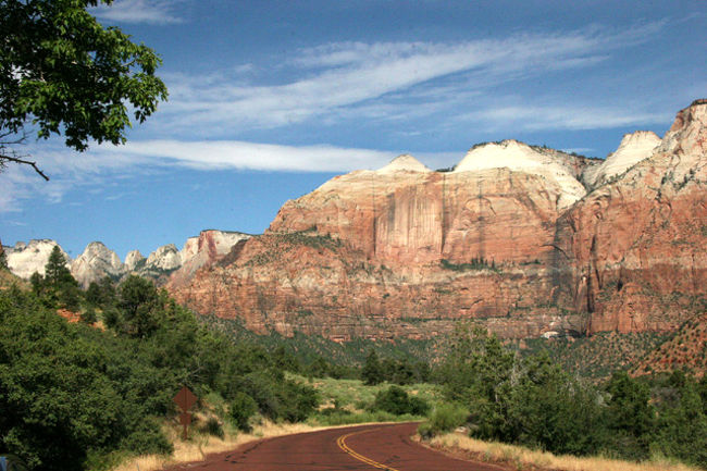 Zion National Park・9号線風景・・国道9号線もザイオンの公園内を通っており、ザイオンマウントカーメルハイウエーと呼ばれ、この路線の景色も圧巻である。坂道を上がって行くにつれ視界が開け大きな岩山が立ち並ぶ・・更に進むと升目模様の不思議な山・チェッカーボードメサに出会う。色とりどりの小山の連続で観ていて楽しい。この付近の山は地層が幾重にも重なり、黒、赤、黄、茶色と様々な模様で地質学的にも大変興味を引き面白い。 <br /><br />詳細は<br />http://yoshiokan.5.pro.tok2.com/<br />旅いつまでも・・★画像 旅行記<br />をご覧下さい。