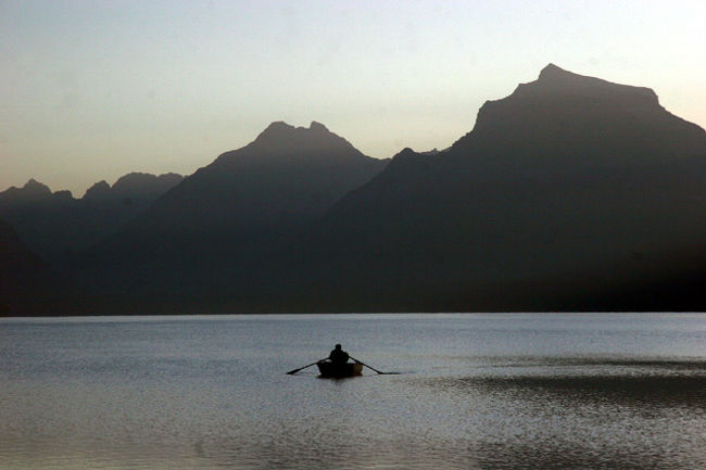 Glacier National Park・Lake Mcdonald・・アメリカの国立公園の中でも最も美しいと云われている・・確かにスケールが大きく切り立った山々、谷を埋めるように咲き誇る高山植物の花々、水面に青空を映す大小さまざまな湖、氷河が作り上げた雄大な風景が素晴らしい。スイスアルプスにも引けを取らない美しさ！ドライブしながらそれが楽しめる！ことと針葉樹の緑と湖との一体した美しさが特徴だろうか・・園内には数々のハイキングコースが楽しめる。自動車の道端にもギッシリ高山植物の花が咲き誇っているのにも驚いた！こんな美しい道路はない・・<br />グレーシャ国立公園の西の入り口 West Glacier のすぐ側にある園内最大の湖。シーダー杉の森と山に囲まれた静かな湖である。海抜961m 深さは144m 遊覧船が出ている。特に19:00発のサンセットクルーズはお勧めとか。私は早朝の撮影に出掛けた。数枚のスナップであるが静かな湖面に射し込むサンライズも素晴らしかった。<br /><br /><br />詳細は<br />http://yoshiokan.5.pro.tok2.com/<br />をご覧下さい。<br /> <br /><br />