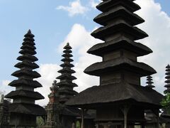 Bali2005 悠々-5　タマンアユン寺院  2番目に大きな名刹　☆多重塔-メル-10基が並び