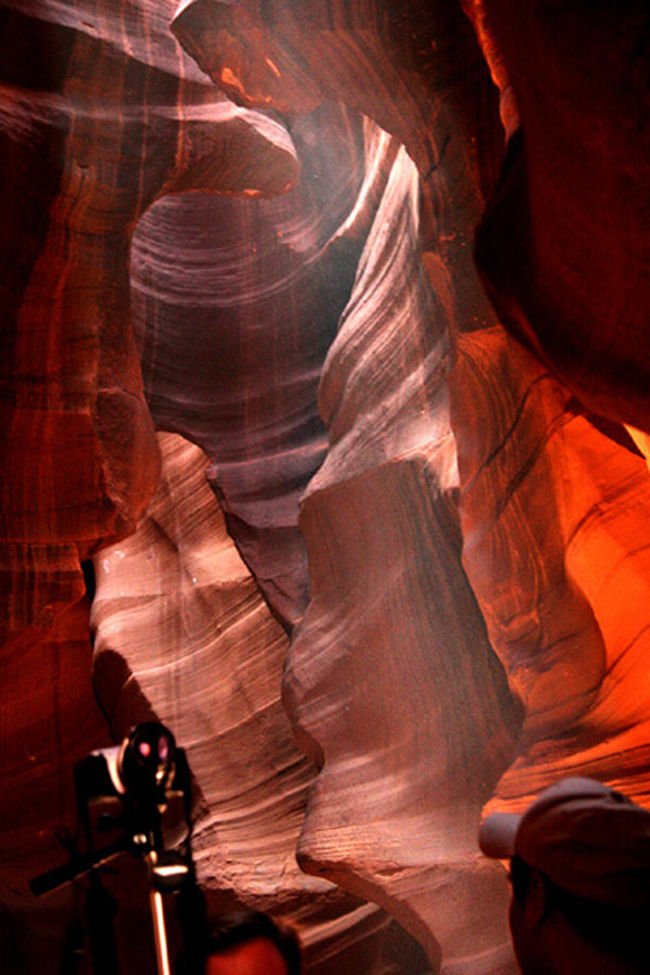 Upper Antelope Canyon・・ここ2−3年 WEB上で不思議な写真を見ることがあった。何とも云えない光と影の幻想的な写真で・・何処で撮られたものか無名の場所であった。その頃「地球の歩き方」にも載っていなかった。段々調べていく内にアリゾナにあるUpper Antelope の写真であった。発見されたのは1931年というから相当古いが、世間に知れ渡らなかったのはナバホ族の居留地内であったためだろうか。12歳の羊飼いの少女が羊を追って迷い込んだ偶然の場所であった。やはり写真に撮ってみたい衝動にかられた・・<br /><br /><br />詳細は<br />http://yoshiokan.5.pro.tok2.com/<br />旅いつまでも・・★画像で見る旅行記<br /><br />をご覧下さい。