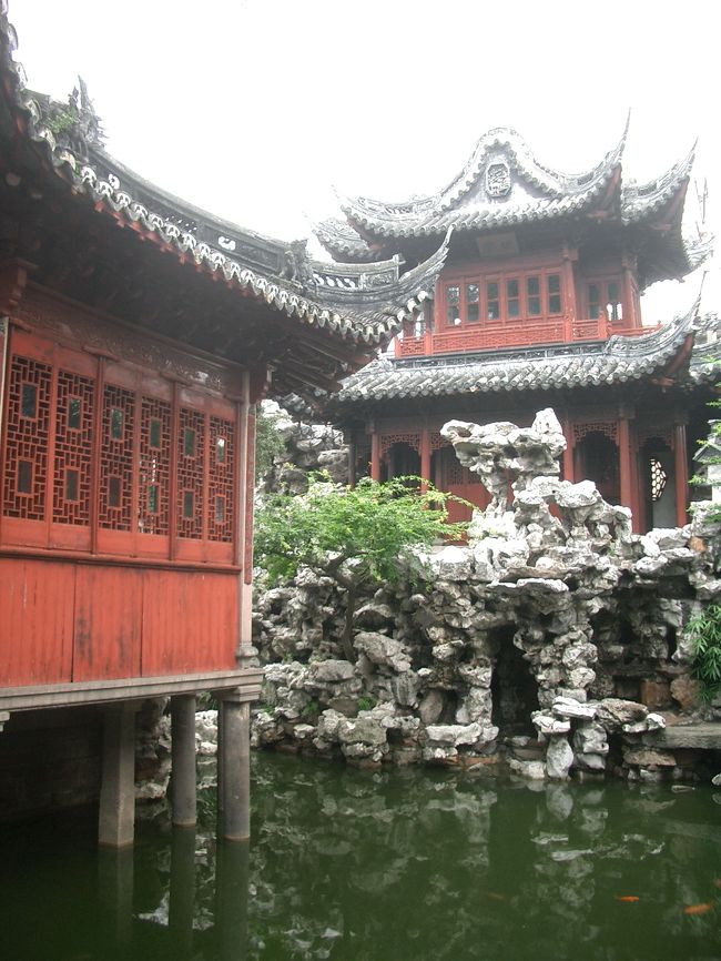 9日目の旅行記(その1)です。<br /><br />10日間の旅もいよいよ終盤です。<br />翌日は帰国する予定なので、今日は実際に観光する最終日です。<br /><br />上海は5年程前に来ましたが、あまり時間がなかったので、記憶にはちょっと浅い感じです<br /><br />一度行ったことがるところなのですが、まずは定番観光スポットの豫園(ユーユェン/Yuyuan)に向かってみました。<br /><br /><br />■中国・シルクロード周遊<br />■8/1/2005~8/10/2005<br /><br />■1日目:中国東方航空で上海へ。国内線に乗り換え蘭州経由敦煌まで。<br />MU762 鹿児島13:30→上海浦東14:00(-1h)<br />MU2352 上海虹橋19:05→敦煌23:55(-1h)<br /><Part1:中国入国・国内移動編><br />http://4travel.jp/traveler/jyshp/album/10031297/<br /><br />■2日目:敦煌市内観光、莫高窟、鳴沙山<br /><Part2:敦煌・市内散策編><br />http://4travel.jp/traveler/jyshp/album/10031310/<br /><Part3:世界遺産・莫高窟編><br />http://4travel.jp/traveler/jyshp/album/10031332/<br /><Part4:月の沙漠・鳴沙山編><br />http://4travel.jp/traveler/jyshp/album/10031340/<br /><br />■3日目:長城、玉門関、陽関、敦煌古城を観光後、寝台列車で吐魯番へ<br /><Part5:敦煌・定番観光編><br />http://4travel.jp/traveler/jyshp/album/10031476/<br /><Part6:敦煌故城・鉄道移動編><br />http://4travel.jp/traveler/jyshp/album/10031506/<br /><br />■4日目:アイディン湖、蘇公塔、カレーズ民俗園、交河故城<br /><Part7:世界で2番目に低い湖・アイディン湖編><br />http://4travel.jp/traveler/jyshp/album/10031667/<br /><PART8:吐魯番・定番観光編><br />http://4travel.jp/traveler/jyshp/album/10031788/<br /><br />■5日目:火焔山、高昌故城、アスターナ古墳群、ベゼクリク千仏洞、タクラマカン砂漠、ウイグル民家訪問<br /><Part9:吐魯番・周辺観光編><br />http://4travel.jp/traveler/jyshp/album/10031892/<br /><Part10:世界で2番目に大きい砂漠・タクラマカン砂漠編><br />http://4travel.jp/traveler/jyshp/album/10031968/<br /><br />■6日目:吐魯番景区観光後、車で烏魯木斉へ。天池観光、市内観光<br /><Part11:吐魯番景区編><br />http://4travel.jp/traveler/jyshp/album/10032072/<br /><Part12:中国のスイス・天池&烏魯木斉編><br />http://4travel.jp/traveler/jyshp/album/10032178/<br /><br />■7日目:烏魯木斉市内観光<br /><Part13:烏魯木斉・市内編><br />http://4travel.jp/traveler/jyshp/album/10032266/<br /><Part14:烏魯木斉・バザール編><br />http://4travel.jp/traveler/jyshp/album/10032363/<br /><Part15:烏魯木斉・夕景編><br />http://4travel.jp/traveler/jyshp/album/10032462/<br /><br />■8日目:中国東方航空の国内線で烏魯木斉から上海へ、到着後観光。<br />MU5632 烏魯木斉13:55→上海虹橋18:20(+1h)<br /><Part16:烏魯木斉・上海移動編><br />http://4travel.jp/traveler/jyshp/album/10032592/<br /><Part17:上海・夜景編><br />http://4travel.jp/traveler/jyshp/album/10032891/<br /><br />■9日目:豫園、老西門、東台路、新天地、南京路、外灘、浦東<br /><Part18:上海・定番観光編><br />http://4travel.jp/traveler/jyshp/album/10032958/<br /><Part19:上海・市内観光編><br />http://4travel.jp/traveler/jyshp/album/10033729/<br /><Part20:上海・浦東地区編><br />http://4travel.jp/traveler/jyshp/album/10033848/<br /><br />■10日目:中国東方航空で帰国の途、上海から鹿児島へ。<br />MU761 上海浦東9:55→鹿児島12:40(+1h)<br /><br />■Photolibrary<br />http://www.photolibrary.jp/search/in_artist.cgi?p=%C3%E6%B9%F1&aid=69