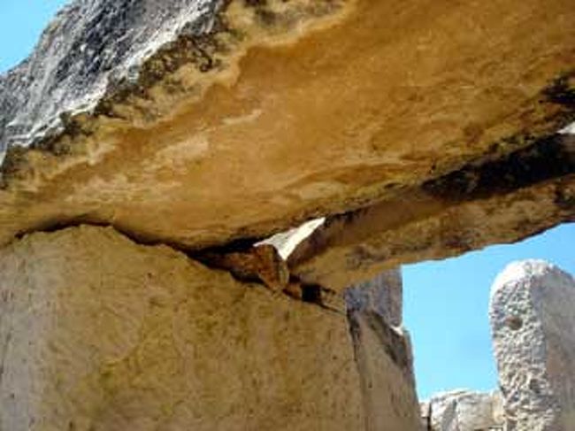 マルタはロドス島に拠点を構えていた聖ヨハネ騎士団が、スレイマン大帝によって追われ、何十年もヨーロッパの各地を点々とした後、ようやく腰を落ち着けることの出来た場所だ(聖ヨハネ騎士団に関してはロドス島の中で結構触れたので割愛する)。行く先もないままみじめにあちこちを放浪し、ついにこの地を得たときの喜びはどんなだっただろう。心の中はオスマントルコへの復讐、そしてキリスト教世界を見返してやりたいという気持ちで一杯だったに違いない。時の騎士団長はスレイマンへの報復を誓う、ジャン・ド・ラ・ヴァレッテ・パリゾン。殺伐としたマルタ島を堅牢な城砦へと作り変え、43年ぶりに再びスレイマン大帝と刃を交わし、今度はマルタを守り抜く。マルタの首都、ヴァレッタはその彼の名を冠しているのだ。<br /><br />続きはコチラ↓<br />★このときの旅ブログ http://blog.e-tabinet.com/live1/index.php?itemid=342&catid=32<br />★私の本サイト http://www.red-pepper.jp