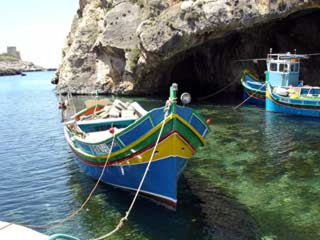 マルタ共和国は、マルタ本島、ゴゾ島、コミノ島、そしていくつかの無人島からなっている。マルタ本島も非常に海が美しいのだが、なかでもとりわけ美しいのはゴゾ・コミノ島だ。<br /><br />ゴゾ・コミノ島とも、観光スポットへの島内のバスは少ない。<br />最大の目玉であるジュガンティーヤ遺跡へは午前中のみ、しかも一時間に一本という不便さ。この暑さでバスの時刻を気にしながら島内観光をするのは難しいと思い、ゴゾ島を一日かけて巡るツアーに申し込んだ。おかげで、非常に楽で楽しい一日となった。<br /><br />詳細は下記をご覧ください！<br /><br />★このときの旅ブログ　http://blog.e-tabinet.com/live1/index.php?itemid=362&amp;catid=32<br />★私の本サイト　http://www.red-pepper.jp/