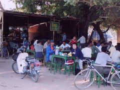 ミャンマーの町でおなじみのカフェも地方にいくとこんなです。