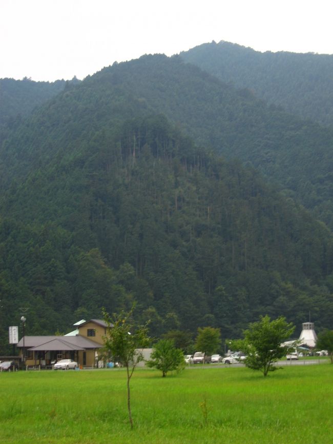  《棒の嶺》は奥武蔵でも屈指の人気コース。05年５月には皇太子殿下が登られたようです。標識も立派になりましたが歴史的には棒の折山が正式とのこと。西武線飯能駅からバスでさわらびの湯に行きます。ダムの畔から「関東ふれあいの道」にも指定されて白谷沢（しろやざわ）を登りました。<br />滝の流れが見えてくると美しい沢筋の道になります。鎖の手すりによる石段を登るとまもなく岩茸石（いわたけいし）に着きます。ここからは階段状の登りで、なんとも歩きづらく疲れます。権次入（ごんじり）峠で最後の登りです。相変わらず木の階段ですが、傾斜は緩くなります。面白いのは名栗側が雑木林、奥多摩側が杉林と尾根道をはさんできれいに対比を見せていることです。15分程で山頂に到着です。棒の折山頂は標高969ｍ。山頂は広く、展望も北〜東面に180度広がります。<br /> <br /> （編集中　またきてね！！）