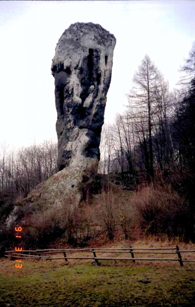 Pieskowa Ska&#322;a にあるこの奇岩はポーランド人にはかなり有名な観光場所で、周辺の国の人にもクラクフ周辺の観光としてアウシュビッツやヴィエリィチュカ塩鉱と並んで知られている所です。<br />クラクフから約30キロ北西に位置します。<br /><br />★動画 (Pieskowa Ska&#322;a城と Ogrodzieniec城)<br />http://www.tatry.turist.pl/filmy/jura/juranet.wmv<br /><br />★ヘラクレスの棍棒上空の地図<br />http://mapa.szukacz.pl/?&amp;n=264281&amp;e=555807&amp;z=4m<br />★ヘラクレスの棍棒上空の衛星地図<br />ttp://wikimapia.org/#lat=50.2429167&amp;lon=19.7829437&amp;z=17&amp;l=0&amp;m=a&amp;v=2<br /><br />★Ogrodzieniec城上空の衛星地図<br />ttp://wikimapia.org/#lat=50.4536446&amp;lon=19.5499992&amp;z=17&amp;l=0&amp;m=h&amp;v=2<br /><br />【ヘラクレスの棍棒とピィエスコバ・スカワ城への行き方】<br />Krak&#243;w〜Olkusz便<br />Ska&#322;a〜Olkusz便<br />などで行けます。<br />Krak&#243;w〜Ska&#322;a間は私営バスがかなりありますので<br />Ska&#322;aまで行きSka&#322;a〜Olkusz便に乗るか<br />タクシーでSka&#322;aから8kmX200円前後という選択も…<br />*クラクフ発私営バスダイヤ<br />http://www.angelfire.com/jazz/mlawa/busy/krakow.htm<br />↑の Olkusz(Galeria Krakowska発Ska&#322;a経由がPieskowa Ska&#322;a経由便<br /><br />*Ska&#322;a〜Olkusz便の時刻表<br />http://www.e-podroznik.pl/ で調べる場合<br />Pieskowa Ska&#322;aは最初Su&#322;oszowaで入力<br />選択画面でPieskowa Ska&#322;aを選択<br />Ska&#322;aからバスで10分前後<br />(キーワード)<br />Ska&#322;a<br />Su&#322;oszowa<br />Pieskowa Ska&#322;a<br />Krak&#243;w <br />Ojc&#243;w<br />Olkusz<br />pn-pt 月〜金運行/SOBOTY(sobota)土曜日の運行/NIEDZIELE 日曜の運行<br /><br />クラクフのKamiena通りのバス停乗り場<br />http://maps.google.co.jp/maps?q=krak%C3%B3w+ul.+Kamienna&amp;hl=ja&amp;ie=UTF8&amp;ll=50.076332,19.941543&amp;spn=0.002083,0.005681&amp;client=firefox-a&amp;hnear=Kamienna,+Krak%C3%B3w,+ma%C5%82opolskie,+%E3%83%9D%E3%83%BC%E3%83%A9%E3%83%B3%E3%83%89&amp;t=h&amp;z=18&amp;brcurrent=3,0x0:0x0,0<br /><br />関連記事 <br />http://www.pieskowaskala.pl/dojazd.htm<br />http://www.ojcow.pl/dojazd/busem.htm<br />http://www.suloszowa.krk.pl/<br />http://www.mbm-bus.com.pl/<br />http://www.mat-bus.pl/<br />http://www.przewozosob-koczwara.pl/<br /><br />2009年度は土日のみ国営バスの運行がありました。<br />Krak&#243;wバスターミナル〜Pieskowa Ska&#322;a間を<br />土日のみ 08:30, 09:30, 10:30, 11:30, 18:00発<br />Pieskowa Ska&#322;a発は土日のみ 09:30, 10:30, 15:00, 17:00, 19:00発で運行