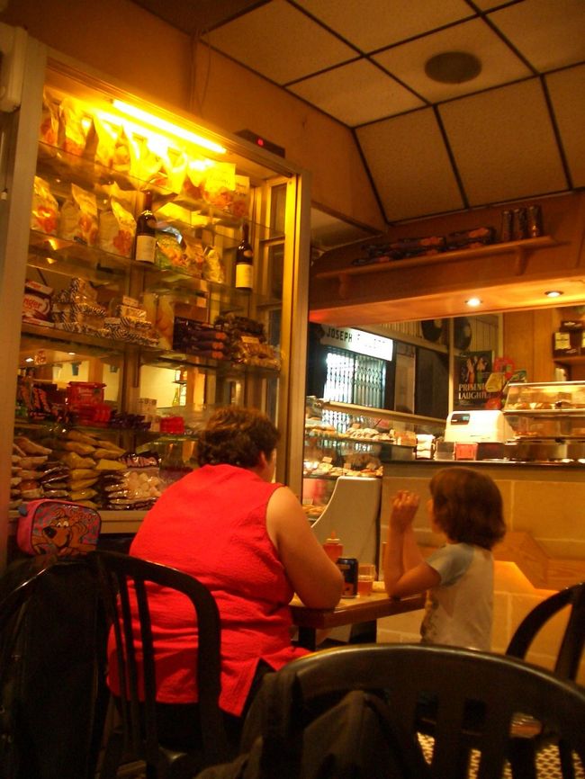 マルタにはレストランがたくさんありますが、<br />日本人の口に合うお店は少ないです。<br />私は長くスリーマに住んでいたので、<br />スリーマの美味しいお店をご紹介しますね☆<br />海岸線沿いにある タコリーナ<br />日本人観光客がツアーで行く TA\&#39;KRIS<br />地元民が多い IL-MERILL<br />海の上での食事 バラクーダ<br />うさぎ料理なら、やっぱりIL-MERILLが一番でした！<br />
