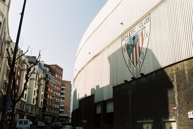サンセバスティアンからバスで１時間、バスクの首都ともいうべきビルバオへ。<br />本当は郊外のゲルニカ（ピカソが題材にしたことでも有名？）へも行きたかったんだけど、すったもんだありまして行けず。残念。<br /><br />表紙は、アスレチックビルバオのスタジアム。サッカーは見れなかったけど、記念にパチリ。<br />ちょうどこの頃、安永がラコルーニャでプレーしてて、バルでTV観戦してる時に、まわりのおっちゃんらに漢字で彼の名前を書いてくれって頼まれたこともあったなぁ。<br />