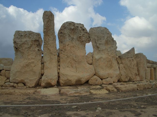 紀元前３８００年頃に造られたもの。<br />この神殿からはマルタのヴィーナスと呼ばれる石の女神像が出土している。<br />巨石の積み方が注目されている。<br />この神殿に積まれた石の巨大なものはおよそ２０ｔもある。<br />こうしたことから、伝説では巨人の女性が存在したと伝えられている。<br />行き方：ヴァレッタから３５番のバスに乗りウレンディで下車<br />　　　　徒歩１０分<br /><br />