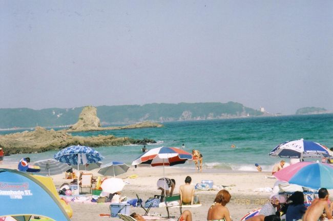 毎夏、必ず一度は泳ぎに行く下田の吉佐美大浜。なぜか外人が多く、白い砂浜＆青い海。20年くらい前から日本にいる限りは毎年のように行っています。今年は日帰りで3回も行ってきました！