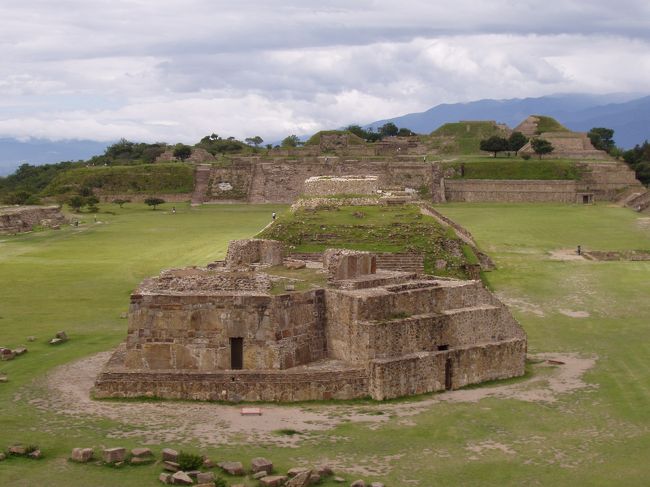 『モンテ・アルバン』（世界遺産:415）はオアハカ市の西方１０?、標高2000メートルの高原地帯に位置し、先古典期の紀元前800〜400年頃サポテカにより建設され、後にミステカの支配下で1500年頃まで繁栄した。<br />また、オアハカの南東４６?にある「ミトラ」（「死んだ所」の意）はサポテカ人が100年頃祭祀のため建設し、切石をはめ込んだモザイクの装飾が特徴、他のサポテカの建造物には見られない様式でミステカ人が後に手を加えたと思われる。<br /><br />「モンテ・アルバン」南の大基壇から