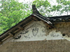 湘西の苗寨にも壁に模様があった。