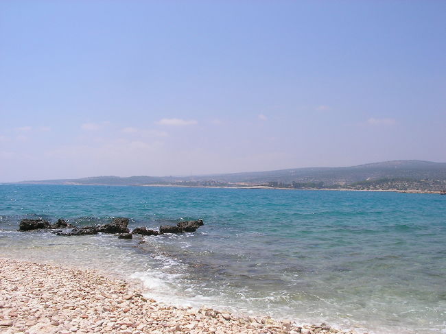 今回、私にとって初めてのトルコだったので、西側のエーゲ海沿いあたりをまわるつもりだったのですが、直前にエーゲ海沿岸のリゾート地チェシメやクシャダスで爆弾事件が発生。今後もリゾート地でテロを行う、という声明があったため、西海岸をまわるプランを中止。でもせめて地中海には行ってみたい、と、ギョレメからバスで行きやすいところとしてメルシンに行くことにしました。<br />　バスは途中で乗り換えることになったのですが、ここからは英語がほとんど通じなくなりました。でも、バスで隣になった人が少し英語を話す人で、「ぜひ家に来て」と言われ、翌日おじゃまして夕食をごちそうになりました。