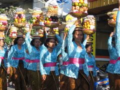 Bali2005魅美-7　オダラン 寺院創立記念の祭列 ☆ハレの装い/供物を運ぶ人々との出合い