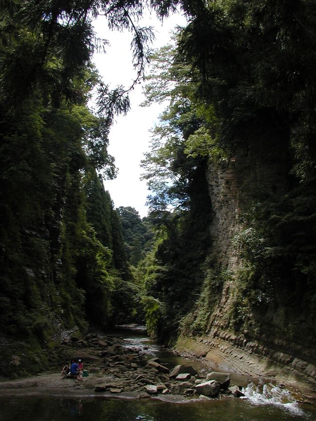 千葉県のほぼ中央に位置する、養老渓谷に行って来ました。<br />９月も終わりに近づいてますが、まだ夏の暖かさが残ってます。<br />散策に出かけて見ました。