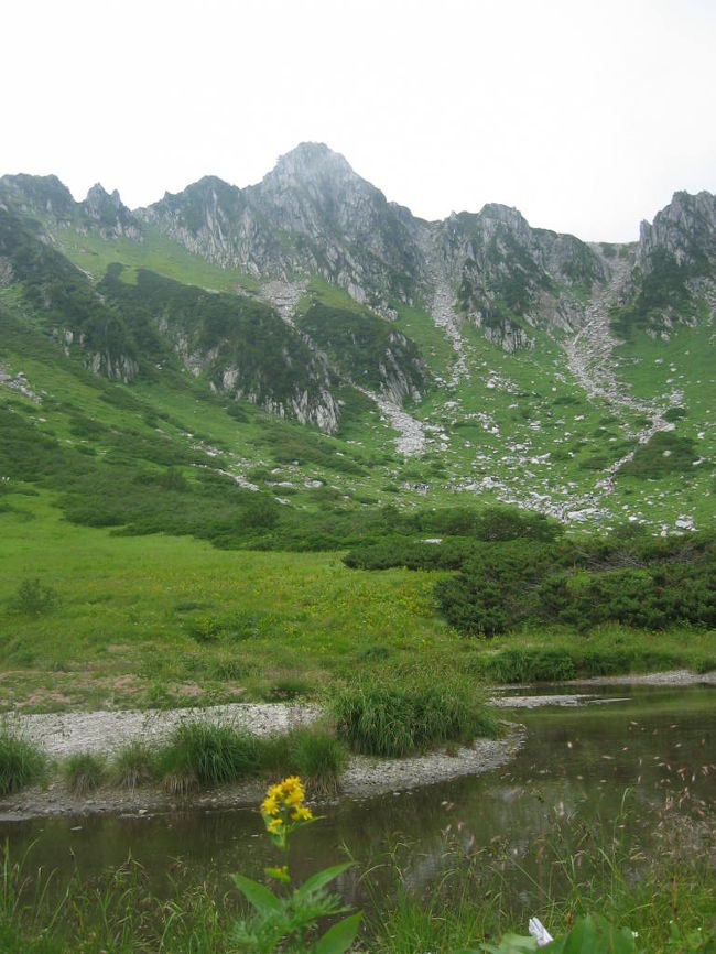 例年通り、夏のアルプスに登りたくなった。でも、日程の調整が付かない、天気が崩れそう、といった理由で計画は白紙に。それでもやっぱり登りたい。ということで、3000m近い山頂までお手軽に登れる木曽山脈の木曽駒ヶ岳へ。