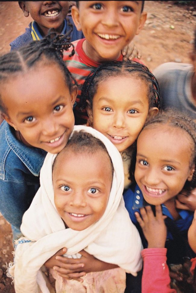 ジンカ村の子供は超フレンドリーで「ユーユーユー」と言って近寄ってきては「ペン、ペン、ペン」とか「ブル、ブル、ブル」とのたまってくれます。ちなみにブルはエチオピアの通貨の単位です。
