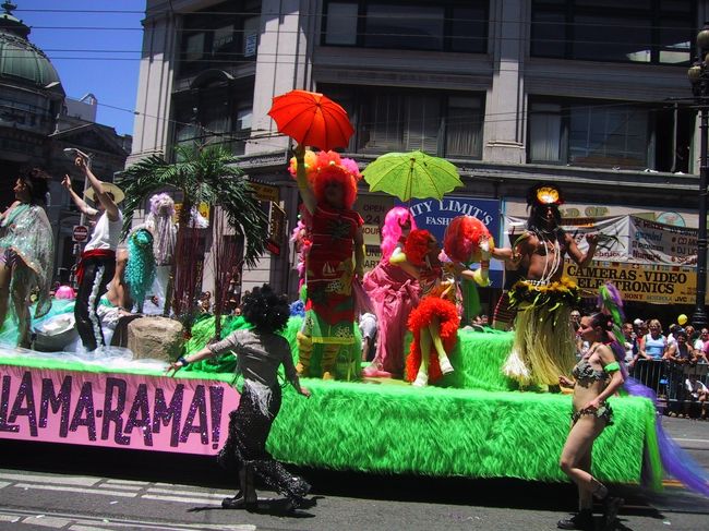 サンフランシスコで開催されるプライド・パレードを見てきました。人口の25〜30%がゲイ・レズビアンといわれるサンフランシスコ。この日は世界中からゲイ・レズビアンが集まってくるそうです。<br /><br />高解像写真はこちら→ http://www.photolibrary.jp/profile/artist_88_1.html <br />こちらもよろしく → http://sanibei.blog9.fc2.com/