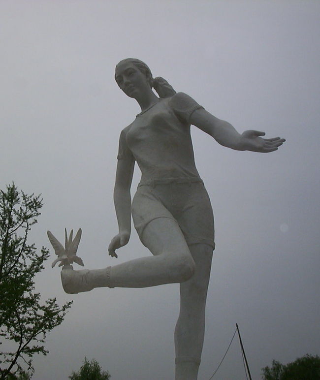 中朝国境の町丹東へ行きました。<br />この写真は蹴鞠ならぬ「蹴羽根」の像です。