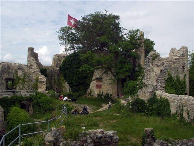 廃墟には、なにか人を惹き付けるものがある。今回は、スイス北部バーゼルにほど近いドルナッハの廃城を訪れた。