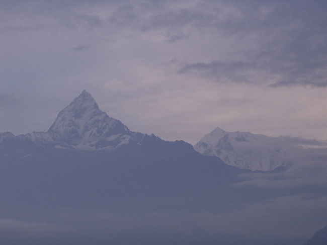 ポカラでは日の出を見ようと早朝から山に登った。<br />この時期は雨季で昼間は雲で山はきれいに見えない。<br />早朝だったのでヒマラヤ山脈はきれいに見えた。<br />おお、これだこれ。こういうのをネパールに求めていた。と思った。<br />しかし日の出は見れず。<br /><br />建築物とかも見るのは好きだが、純粋に山とか海とか空とか、<br />そういう自然のだだっ広いものを見るのが一番好きだと気づきました。<br />同じような色で同じような景色が永遠と続くようなもの、<br />しかし微妙に違うそんな壮大な自然を見るのが好きです。<br />そんな場所に行きたいですな。<br />壮大な風景と大雑把に言うのでしょうか。<br /><br />ポカラの町をレンタルサイクルで走ったのは気持ちよかった。<br />湖も近くにあり、ボートに乗ったり、本を読んだり。<br />宿の子どもと遊んだり。<br /><br />カトマンズへはバスで。これがすごかった。<br />旅での一番の思い出。<br />それはがけ崩れ。<br />山、道路、川とそんなところをバスで走っていた。<br />道路が山と川にはさまれ本当に狭い。<br />するとがけ崩れ。ランドスライドって奴です。<br />朝8時半ごろ通りかかったのですが、そのがけ崩れ、山崩れは、朝6時に起きたらしい。<br />ポカラとカトマンズを結ぶ道は一本しかないらしく、<br />50台ぐらいバスがたまっていた。<br /><br />1,2時間バスを降りて本を読んだりボーっとしたりしていた。<br />今日はここで野宿かなと。食べ物はどうしよっかなと。<br />でも、左足の悪いインド人の人とスノウリで仲良くなっていた。<br />彼とはポカラの湖でもあった。<br />それで、偶然何度も会っていたのでなんとなく親しくなっていた。<br />そこで、彼は食べ物ならたくさん買ってきたから、<br />腹減ったらあげるよといってくれた。うれしかったね。<br />本当に。泣きそうになるくらい、うれしかった。彼はいい男です。<br />彼とはカトマンズでもあった。<br />僕が宿から出て話していたら、前を一台のタクシーが。<br />するとそのタクシーがバックしてきた。<br />なんと窓から、足の悪い彼が顔を出した。<br />おお、ここでまた合えるとは。うれしかった。<br /><br />そのエピソードはおいといて、がけ崩れの話。<br />で、がけ崩れの除去作業は何日経てば終わるのだろう、<br />と思いボーとしていた。<br />すると、なにやら、僕らのバスの人が荷物を持って歩き出す。<br />何々？とおもってたずねると、<br />がけ崩れの反対側に同じバス会社のバスがあるから、<br />がけ崩れした山を登るという。そうかと、初めは軽く思っていた。<br /><br />僕はスリッパでもOKかと、そして、何時間かときいた。<br />1時間ぐらいでエクセサイズみたいなもんだ。といわれた。<br />それで、軽い気持ちで山を登り始めたのだ。<br />そもそも、山崩れした山、登るルートが初めからあるわけでも、<br />足場がしっかりしているわけでもない。<br />先頭の人が、草とか木を切り、なぎ倒し、道を作りながら登っていくのだ。<br />そんなんだ。どっかの探検隊か？<br />それにスリッパに背中にはバックパック。前には肩掛けかばん。<br />登り初めからありえないと思った。<br />当たり前なんだが、そのことに登る前に気がつかなかった僕がアホだった。<br />地面は山崩れしただけあり、すごくぬかるんでいる。<br />それにロッククライミングのように急である。<br />どこに足をおき、何をつかむか。そればかり考えていた。<br />むちゃくちゃ集中していた。今までの人生で一番集中していた。<br /><br />つかむところを間違えれば、足を置くところを数ミリ間違えれば滑って落ちて死ぬ。<br />ためしに足を掛けた石が不安定だったらしく、下にコロコロと落ちていった。<br />それを見てぞっとした。自分もこうなるのかと。<br />草の根元をつかみ、本当に抜けないか確かめ登った。<br />両手両足を常に使っていた。体は地面というか山と平行のような姿。<br />よじ登っている感じ。途中、滝みたいなところも越えた。<br /><br />2,30分ぐらい経つと、スリッパと足の間に土が入りすごく滑り出した。<br />そもそもスリッパだけでもすべるので怖い。<br />でも、そのスリッパを脱ぐ場所もないくらい休憩する場所がない。<br />でも、このままスリッパを履いていては転げ落ちると思い、スリッパを脱ぐ。<br />裸足だ。怪我が怖かったが、滑って死ぬ方が怖かった。後ろを見た。<br />むちゃくちゃ急だ。どうやって登ってこれたのかも分からないくらい。<br /><br />もう無理だと思った。泣きそうになった。帰りたいと思った。<br />でも、こんな急なところ戻る方が危険だ。誰も助けてくれない。<br />金を積んでも、何をしても誰も助けてくれない。<br />自分自身で何とかするしかない。<br />選択肢はタダ一つ。<br />前へ一歩でも進んでいくだけ。<br />でも、足が震えだした。とめようと思っても震えがとまらない。<br />落ち着けと自分に言いきかす。心臓の鼓動もむちゃくちゃはやい。<br />過呼吸になるんじゃないかってくらい。<br />あせも半端ないくらいでている。<br />プールに入ったのかってくらい服が濡れている。<br />それでも、ゆっくりとゆっくりと進んだ。<br />とげが生えている草や木でも気にしていられない。<br />藁をもつかむ思い。まさにそんな感じでつかんだ。<br />それに草の根の強さを感じた。草がなかったら死んでいた。<br /><br />本当に難所の連続だった。<br />とあるところでは、高さ的に絶対登れないというところがあった。<br />だが上には2人のネパール人。彼らは両手を貸せという。<br />両手をネパール人に託して引っ張りあげてもらうのだ。<br />そもそも両手を離すだけでも、<br />バックパックがあるのでバランスを崩しそうになるのに。<br />どうしよう。二人に命を託そうか迷った。<br />自分で登れるなら上りたい。そして、周りを見回した。<br />しかし絶対自分だけでは無理だった。<br />決心した。信じます。お願いします。上に引き上げてください。<br />そんな気持ちで、手を差し出し、引き上げてもらった。<br />怖かった。でも、力を借りて何とか這い上がることが出来た。<br /><br />外人なんかほとんどいなく、ネパール人ばかり。<br />荷物も少ない。彼らは先に行ってしまう。<br />俺は頑張ってもゆっくりしかいけない。<br />怖いし、急いで足のポジションの取り方をミスったら死ぬと思ったから慎重だったからだ。<br />でもネパール人はドンドン先に。自分の前から人が消えた。<br />マジなきそう。どこのルートを通っていけばいいのか分からない。<br />遭難みたいな感じです。それも道もない山で。<br />心のそこから前の人にwait　waitと叫んだ。とりあえずまってほしかった。<br />ただただ叫んだ。前のおっさんはいい人だったらしく、しぶしぶという感じだったが、<br />ぎりぎり見えるところでまってくれた。うれしかった。<br /><br />長い長い登り。いつになったらのぼりが終わるのかも分からない。<br />それがまた不安を大きくする。<br />何時間登っているのかも分からないくらいの感覚だった。<br />そう思っていると、くだりに入り始めた。ほっと。くだりは登りよりは楽だった。<br />しかし、人間のミスは困難の跡の楽なポイントで起きる。<br />ここで気を緩めたら滑って死ぬ。と言い聞かせ慎重に降りた。<br />すると、山崩れの真横だ。これ危ないぞ。<br />またここが崩れてもおかしくない。怖い怖い。<br /><br />すると、最悪なことに変な虫に手を刺される。血もすわれている。<br />言っとくが蚊のようなものではない。血を吸われ痛かった。<br />すぐ、虫を払ったが痛みが少しあった。<br />痛みは続いたが、降りるしかないので、山を降りた。<br />道路が目に入った。ここまでこれば、落ちても死なないと思った。<br />地面がうれしかった。地面を見てほっとした。<br />ここまでほっとしたことはない。うれしかった。死ななかったのだ。<br />途中で、死ぬかも知れないと本気で思った。<br />でも、そう思ったら負けと思い、自らを鼓舞した。<br />でも、今は地面を見てそんなことも忘れるくらい、ほっと落ち着いた。<br />さらに地面に足が着いたときには、うれしくてうれしくて叫んだ。たまらなかった。<br /><br />そして虫刺されだが、降りて水洗いをして、刺さっていた針を手から抜いた。<br />持っていた消毒液で消毒してオロナインをぬった。<br />少し痛んだが、痛みはしばらくするとひき、何事もなかった。<br /><br />地面に着いたわけだが、その道路には300台ちかいバスがあった。<br />汚れまくった、裸足の足と、手、そして顔を洗った。<br />僕の乗ってきたバス会社のバスは一番遠く似合ったのでひたすら歩いた。<br />水が売っているところがあり、水を飲んだ。うまかった。うまかった。<br />タダひたすらうまいと思った。水がこんなにうまいと思ったのは初めてだ。<br />水で人は生き返る。そして立ちションをしてバスに乗り込んだ。<br /><br />2時間30ぐらいの山登り、マックスに集中し続けた。<br />そのセイでバスに乗ると頭が痛くて痛くて、ガンガンきた。<br />生まれて初めてこんなにも長時間集中したからなのだろう。<br /><br /><br />