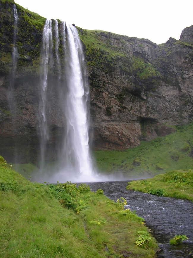 東南部アイスランド。滝あり氷河あり小さな国なのに広大さ、レンタカーで走りまくってます。