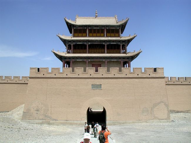 爺ぃの息子夫婦が訪れた敦煌旅行の締めくくりは、帰投途中に寄る事にした嘉峪関。<br />列車の時間との戦いだったが、観光シーズンでありながら、なんとか4時間の観光時間を設ける事が出来た。<br />嘉峪関、天下第一雄関のみの観光だが、慌てて数カ所訪問するより、ここだけに集中してじっくり巡る事にした。<br />では、前半からご覧下さい。