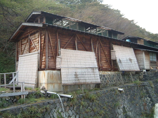 かざりっけ無し、建物は明治時代。玄関は大正時代。ひなびた建築物は写真の通り。湯船は玄関を入り、湯川に架けられた渡り廊下を歩きます。「ツン」と匂う硫黄の香り、渡った対岸の建物は右「男風呂」左「女風呂」へ別れます。４００円は銭湯並み。鹿を射損じて追った猟師が温泉で傷ついた体を癒す鹿を発見！そこから「鹿の湯」と命名。１３００年の歴史があります。<br /><br />