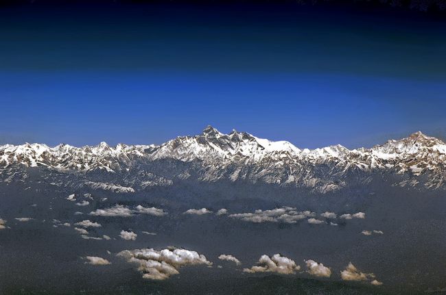カトマンズ到着寸前、飛行機の窓からヒマラヤの雄姿が目に飛び込んできました。<br />機内のアナウンスによると、右端の山がエベレストらしい。<br />結果的にエベレストの最良の写真はこれだったとは・・・・