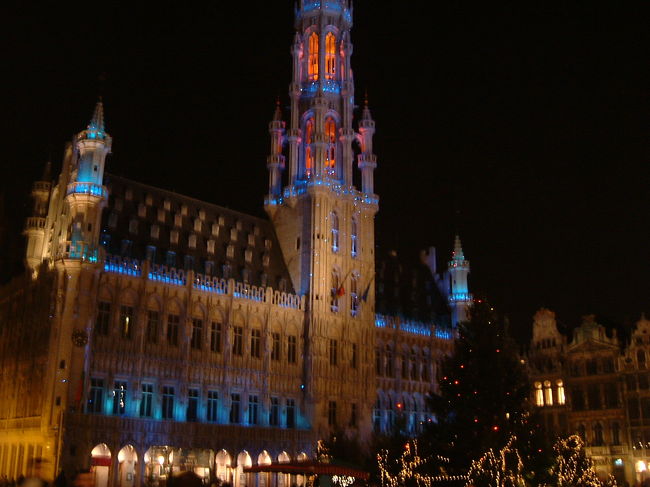 ベルギーには、クリスマス前２２，２３，２４日に滞在しました。<br />ブリュッセルのグランプラスを見渡せるホテルに宿泊したのですが、このホテルがまた最高！！<br />２２日の晩には遅くまでグランプラスでクリスマスソングの演奏が続いており、美しい広場の夜景を眺めながらのんびり過ごしました。<br />ぜひぜひ、もう一度ブリュッセルでクリスマスを過ごしたいです。