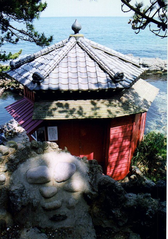 県内随一を誇る、天然の良港「平潟港」<br />港の東に「薬師堂」、西に「八幡神社」が向かい合い、波静かな湾に奇岩が映る名勝地だ。<br />アワビ、ウニが特産で、アンコウ、ヒラメ、タイなども名物。<br />どの宿もその日に水揚げされた新鮮な磯料理が自慢です。<br />泉質は、ナトリウム・カルシウム-塩化物泉 63.4度。<br />効能は、神経痛、筋肉痛、冷え性、胃腸病、皮膚病、婦人病。<br />近くには、五浦温泉も有る。<br />五浦温泉は、近代画泊「岡倉天心」や「横山大観」も愛した松と白波が美しい景色を望める、海辺の温泉地。泉質は炭酸水素塩泉で、効能は、切り傷、火傷、皮膚病。漁港が近いので新鮮な魚介料理が味わえる。東京からも車2時間とアクセスが良く、気軽に温泉を楽しめる。五浦温泉の泉質は塩化物泉でリュウマチ、慢性消化器病などに効果あり。<br />今回、遊び人が宿泊した宿は「魚の宿まるみつ」<br />素材を生かした恵みの味を、贅沢に戴ける宿。<br />料理人の想いと、地元「平潟」の味わえる。<br />刺身の鮮度と色が、違う刺し盛りは最高でした。<br />魚好きには、お勧めの宿。<br />又、あんこう鍋発祥の地「平潟」の宿。<br />いよいよ本場の、新鮮な肝をたっぷりすり潰た、みそ味の「どぶ汁仕立て」あんこう鍋の季節が到来。<br />濃厚で旨み凝縮な上、ヘルシーなあんこう鍋が楽しめる宿です。<br />最後は雑炊でしめるのが通。<br /><br />