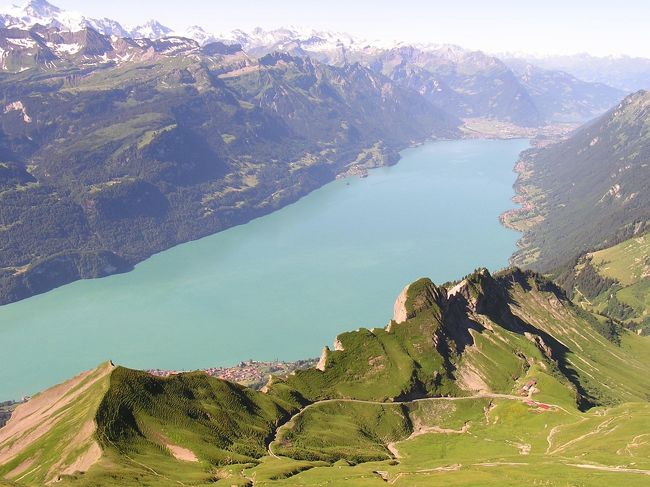 ブリエンツ湖については２００３年、２００４年の二回にわたって行ったスイスアルプスハイキング旅行ではベルナーオーバーランド地区よりヴァリス地区へ行くための中継点として立ち寄っている。<br />このためにシーニゲプラッテ頂上及びロートホルン頂上等のいろんな角度の山よりブリエンツ湖を眺めてきた。　湖面からの景色は幸いに２００４年のスイス旅行ではブリエンツ湖クルーズがあり、ブリエンツ湖より周囲の風景を見ることとなり、ブリエンツ湖は上から見ても、湖面から見ても青く美しく、ブリエンツ湖の素晴らしさを堪能したものである。　此処では２００４年の写真を中心に２００３年のものを交えて纏めてみた。<br /><br /><br />＊写真はロートホルンより眺めたブリエンツ湖の風景